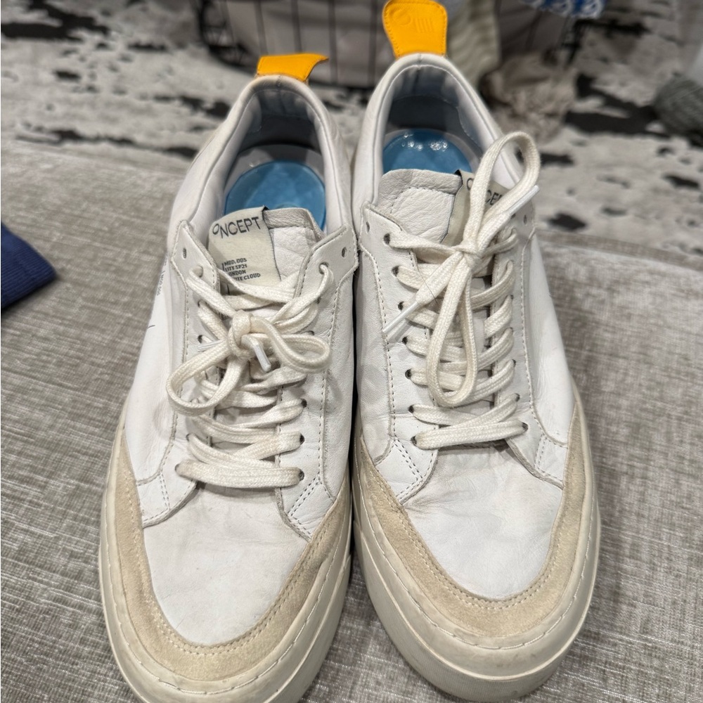 ONCERT Women's White and Tan Sneakers
